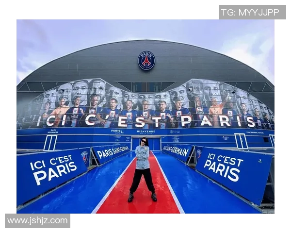 足球明星情感丰富的多情种动作展现球场内外的魅力与风采